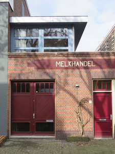 840660 Gezicht op de zijgevel van het pand Krugerstraat 17 in de Steijnstraat te Utrecht, met de muurreclame 'Melkhandel''.